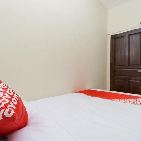 Oyo 1542 Yessy Mansion Hotel Ngabean Екстериор снимка