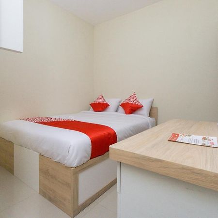 Oyo 1542 Yessy Mansion Hotel Ngabean Екстериор снимка