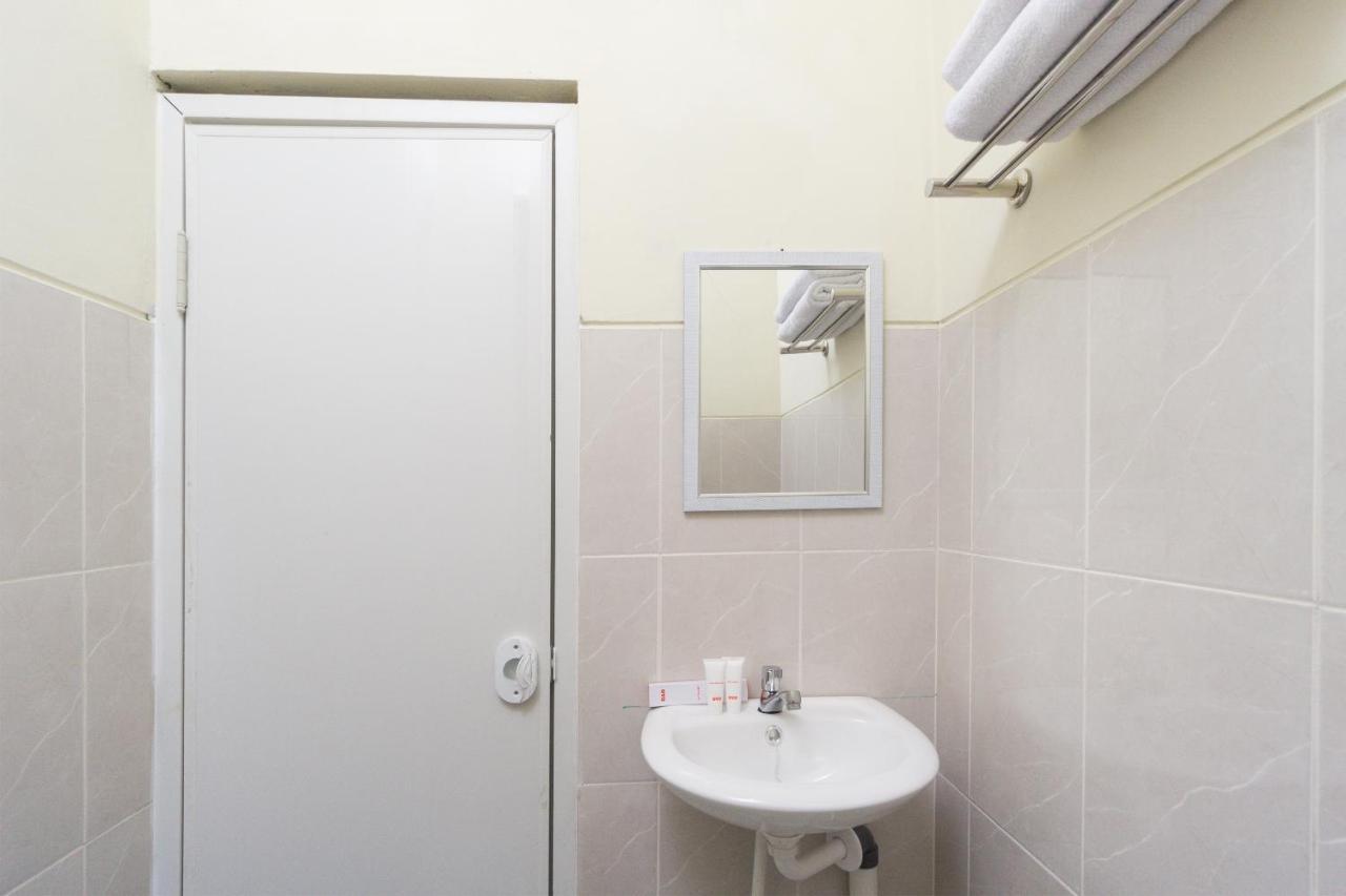Oyo 1542 Yessy Mansion Hotel Ngabean Екстериор снимка