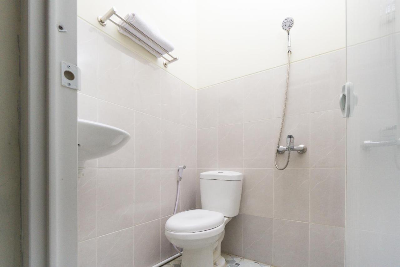Oyo 1542 Yessy Mansion Hotel Ngabean Екстериор снимка
