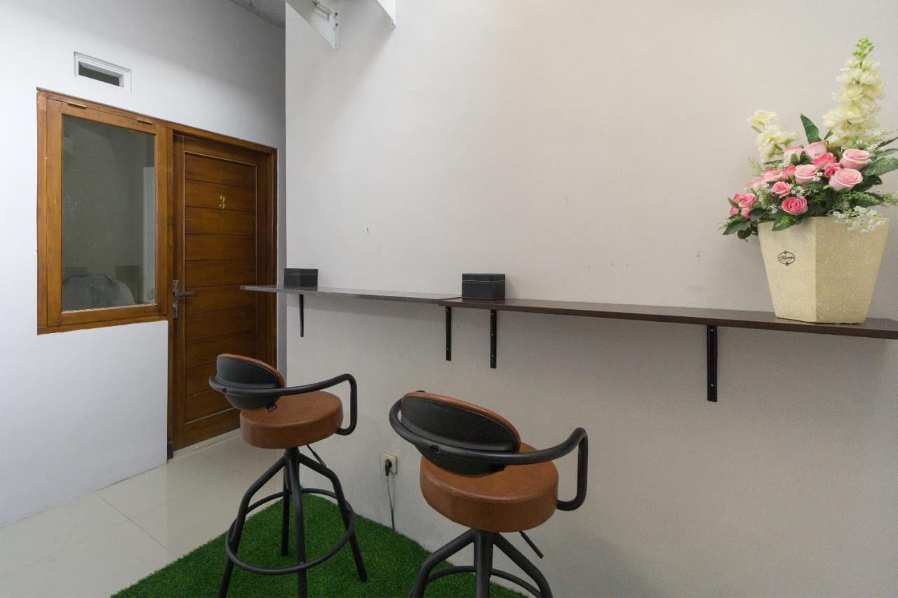 Oyo 1542 Yessy Mansion Hotel Ngabean Екстериор снимка