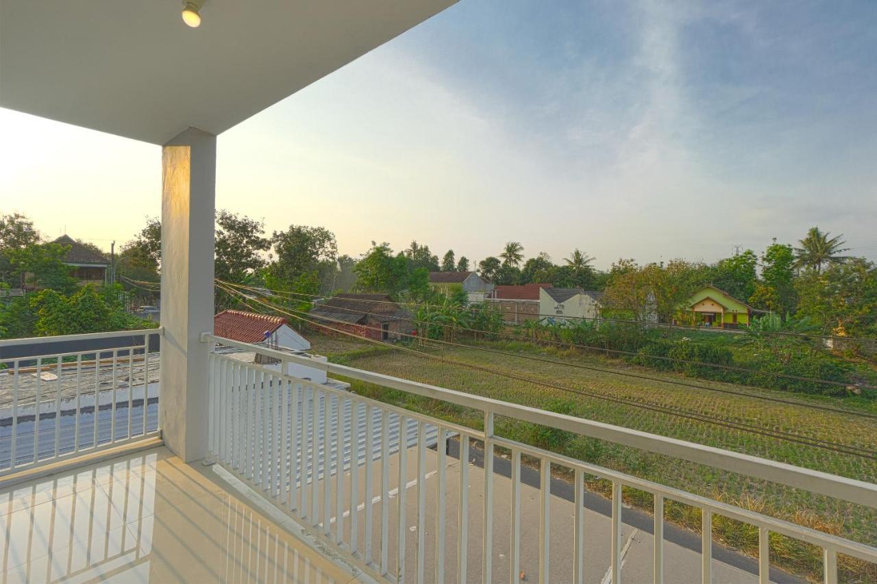 Oyo 1542 Yessy Mansion Hotel Ngabean Екстериор снимка