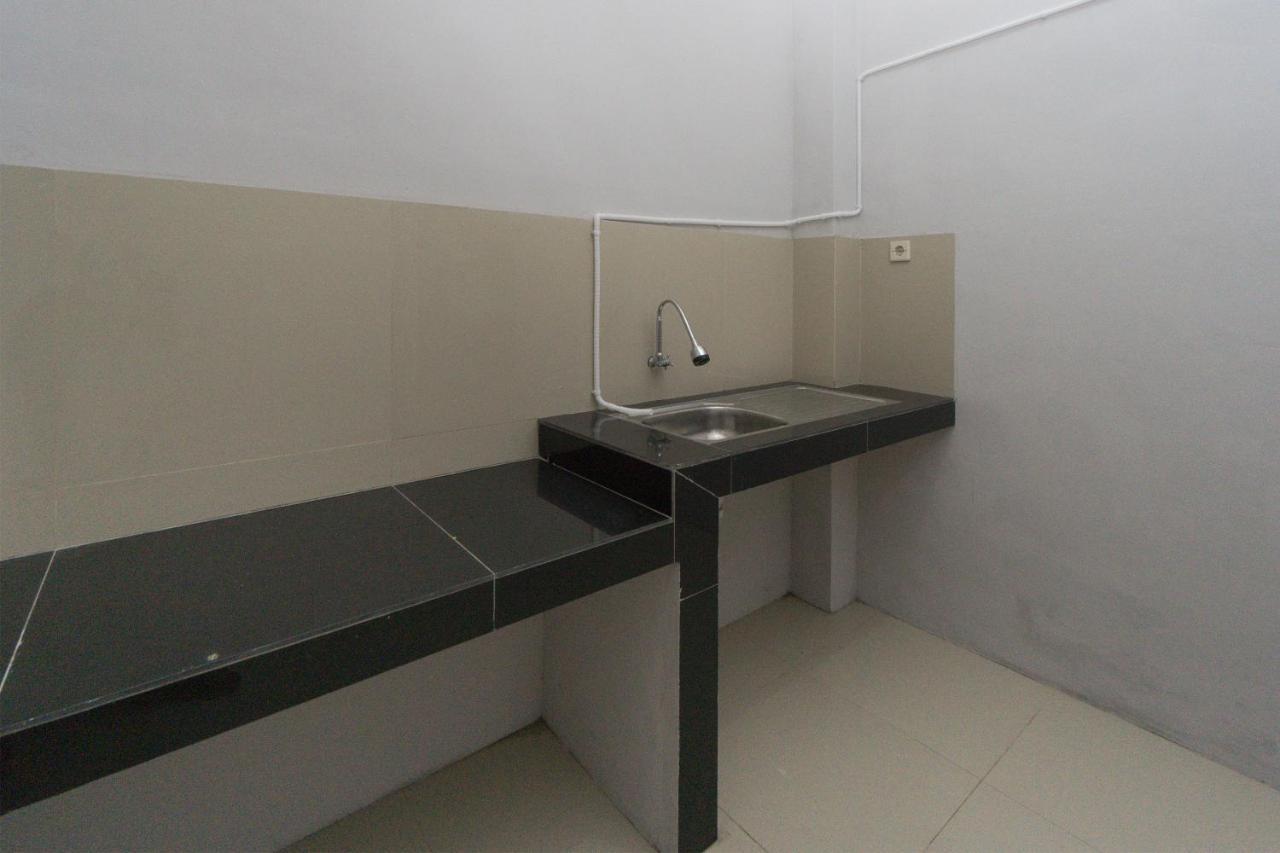 Oyo 1542 Yessy Mansion Hotel Ngabean Екстериор снимка